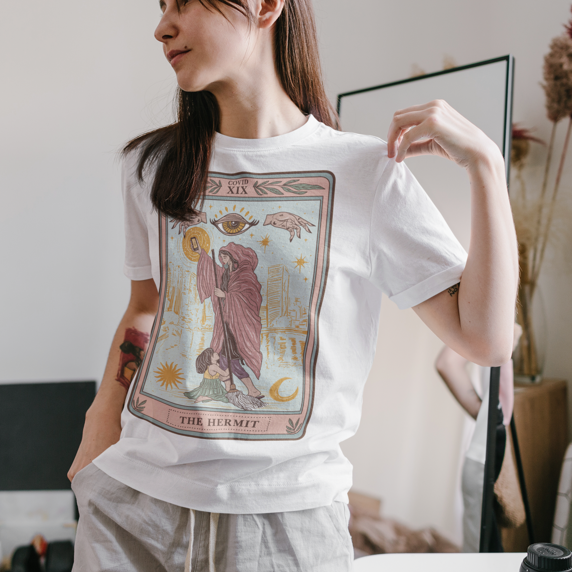 « THE HERMIT (in color) » SLOUCHY OR UNISEX TEE